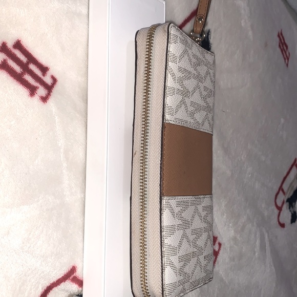 Michael Kors wallet - Picture 5 of 6